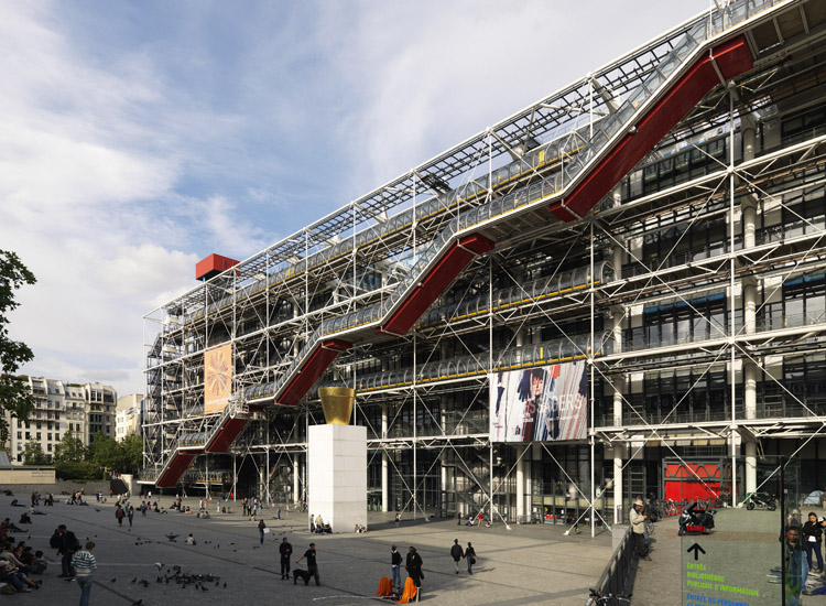 L’esterno del Centre Pompidou, a Parigi, di Renzo Piano e Richard Rogers (Mondadori/Electa/Marco Covi)